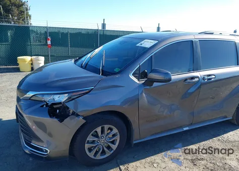 2022 Toyota Sienna Xle z USA, uszkodzony, nr VIN 5TDYRKECXNS129603
